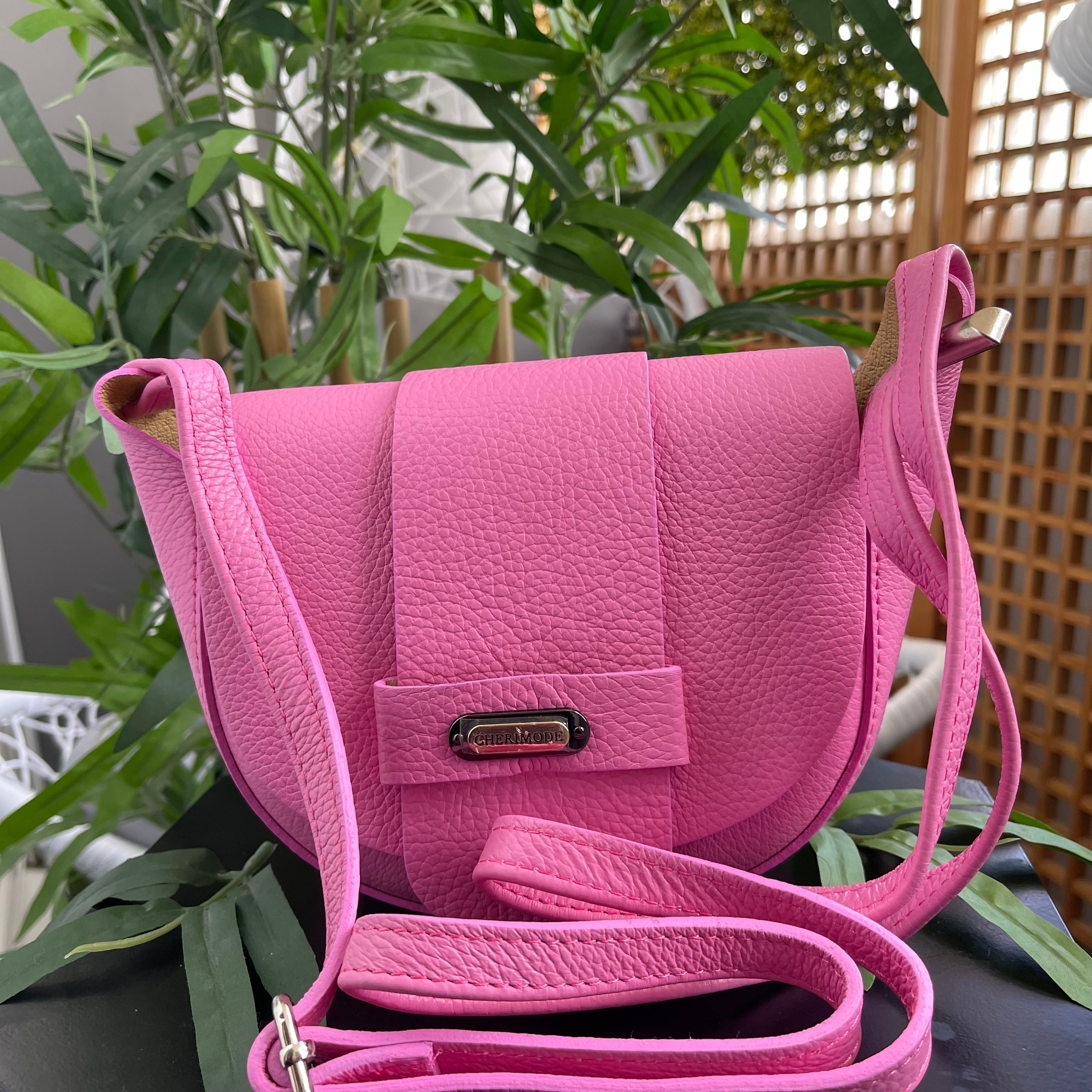 Cherimode – Schultertasche aus rosa genarbtem Leder